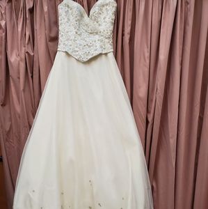 Wedding dress with 7foot train..size5-7?
